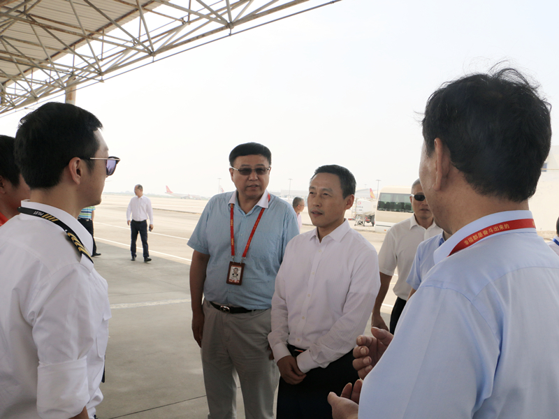民航中南局胡振江局长一行视察海航航校